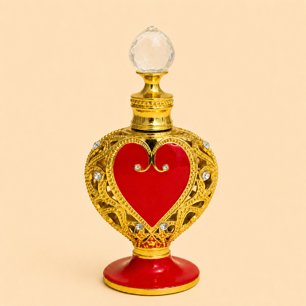 Elixir em óleo Rainha Escarlate Rubria em frasco ornamental dourado com coração vermelho, sobre fundo bege, perfume natural concentrado de luxo.